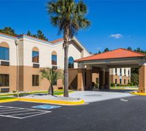 Clarion Pointe near Fort Stewart Exterior