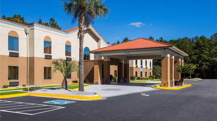 Clarion Pointe near Fort Stewart Exterior