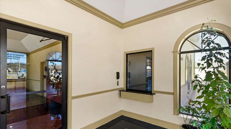 <b>Quality Inn Lobby</b>. Images powered by <a href="https://iceportal.shijigroup.com/" title="IcePortal" target="_blank">IcePortal</a>.