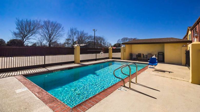 <b>Quality Inn Pool</b>. Images powered by <a href="https://iceportal.shijigroup.com/" title="IcePortal" target="_blank">IcePortal</a>.