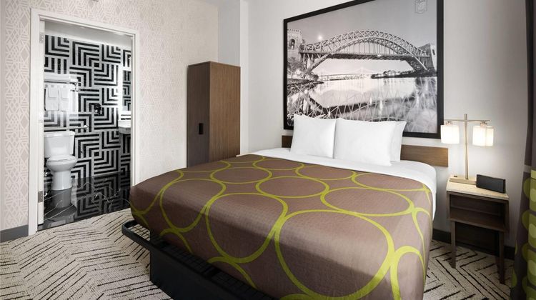 Super 8 by Wyndham Bronx Near Stadium Room