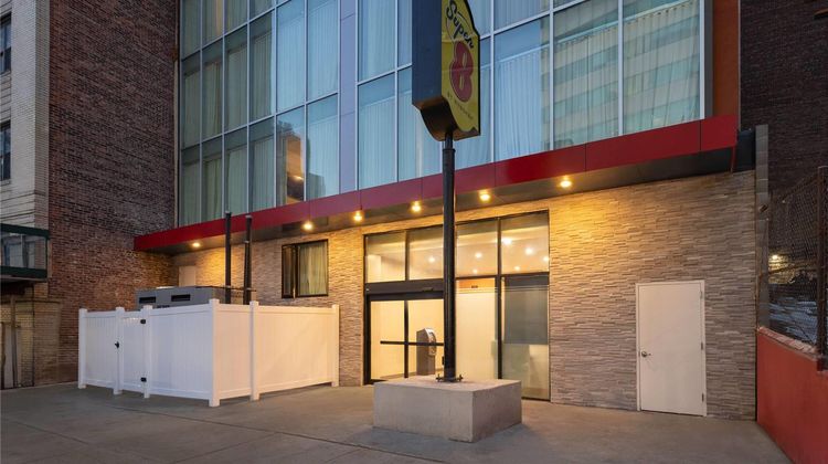 Super 8 by Wyndham Bronx Near Stadium Exterior