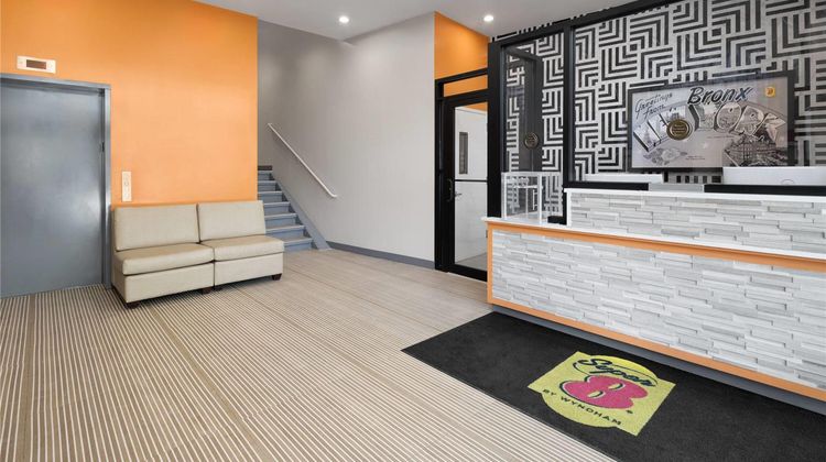 Super 8 by Wyndham Bronx Near Stadium Lobby