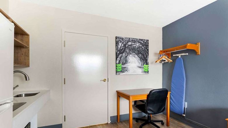 <b>Extended Stay America Suites - Bristol Room</b>. Images powered by <a href="https://iceportal.shijigroup.com/" title="IcePortal" target="_blank">IcePortal</a>.