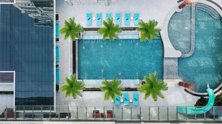 Novotel Living Bangkok Sukhumvit Legacy Pool