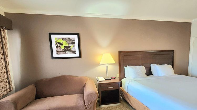 Days Inn by Wyndham Navasota Room