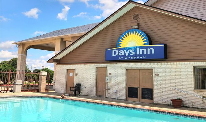 Days Inn by Wyndham Navasota Exterior