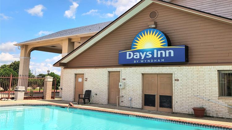 Days Inn by Wyndham Navasota Exterior