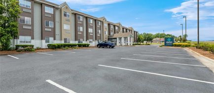 Starkville Inn & Suites Exterior