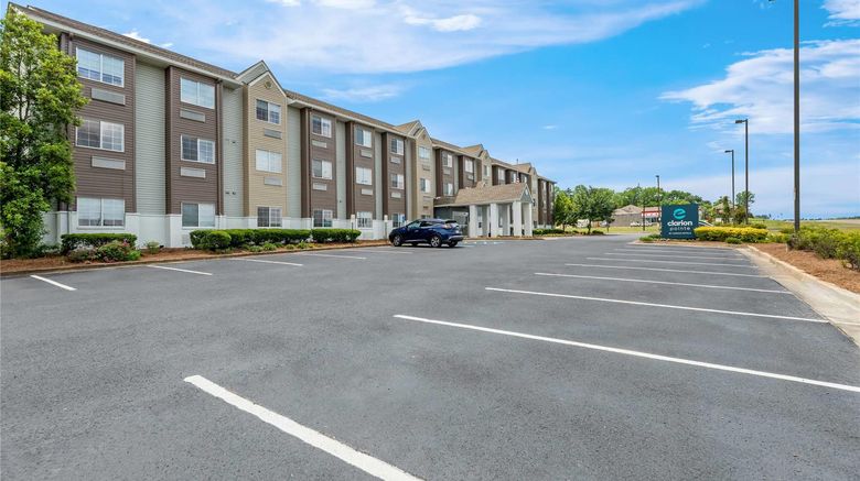<b>Starkville Inn & Suites Exterior</b>. Images powered by <a href="https://iceportal.shijigroup.com/" title="IcePortal" target="_blank">IcePortal</a>.