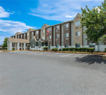 Starkville Inn & Suites Exterior