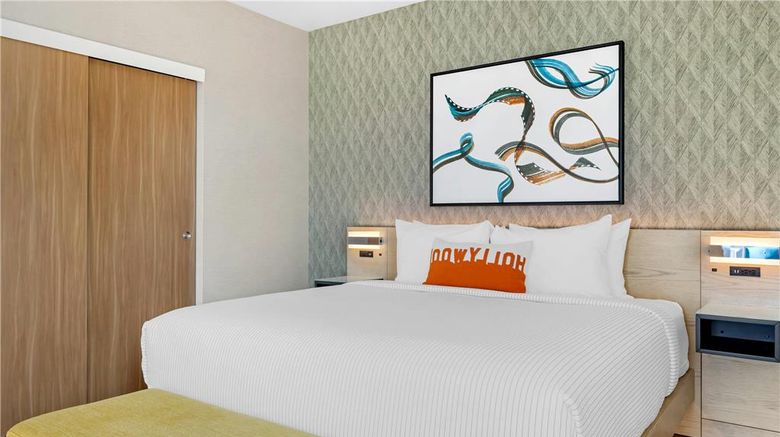 <b>Cambria Hotel Burbank Airport Suite</b>. Images powered by <a href="https://iceportal.shijigroup.com/" title="IcePortal" target="_blank">IcePortal</a>.