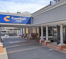Commodore Motor Inn Exterior