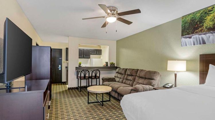 Clarion Pointe Jasper Suite