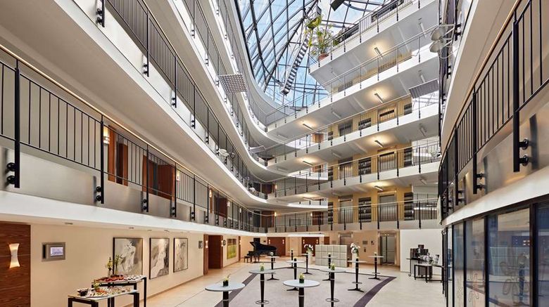 <b>Dorint Hotel Esplanade Jena Lobby</b>. Images powered by <a href="https://iceportal.shijigroup.com/" title="IcePortal" target="_blank">IcePortal</a>.