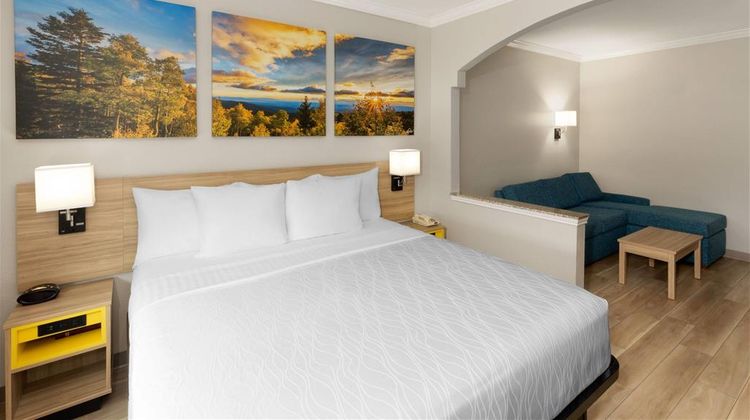 Days Inn & Suites Sam Houston Tollway Suite