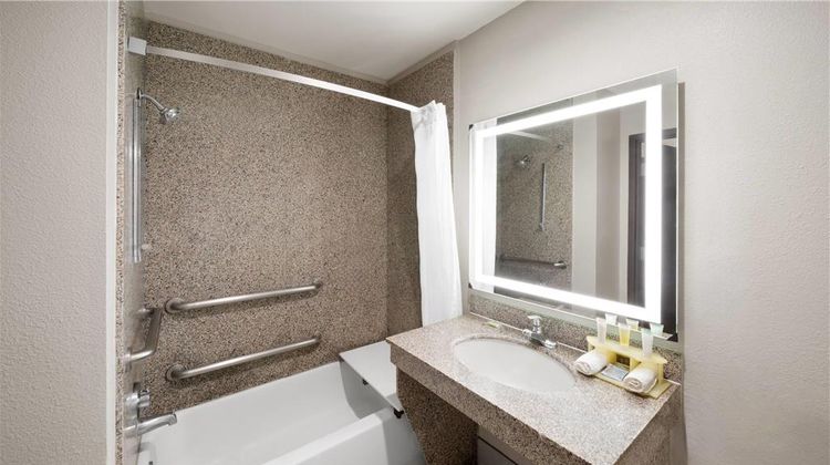 Days Inn & Suites Sam Houston Tollway Room
