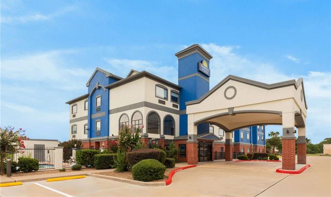 Days Inn & Suites Sam Houston Tollway Exterior