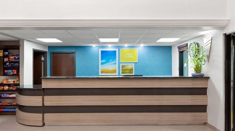 Days Inn & Suites Sam Houston Tollway Lobby