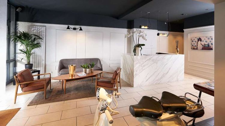 Les Negociants Hotel Lobby