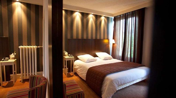 Les Negociants Hotel Room