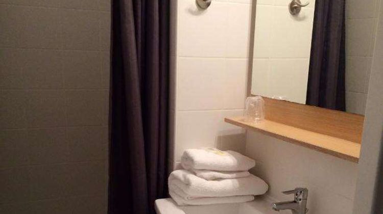 Les Negociants Hotel Room