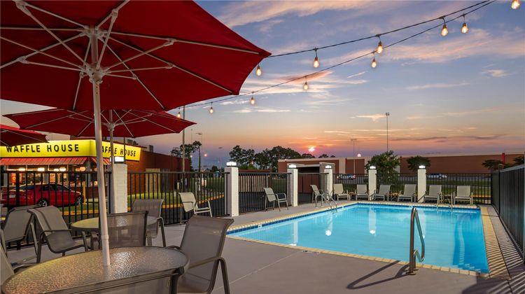 Best Western Plus D'Iberville Pool
