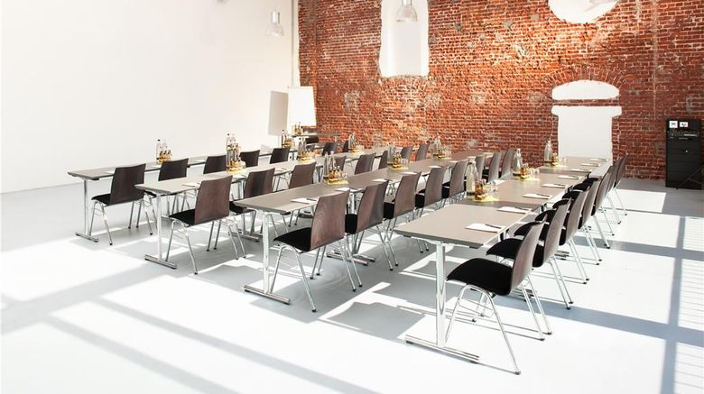 <b>Factory Hotel Meeting</b>. Images powered by <a href="https://iceportal.shijigroup.com/" title="IcePortal" target="_blank">IcePortal</a>.