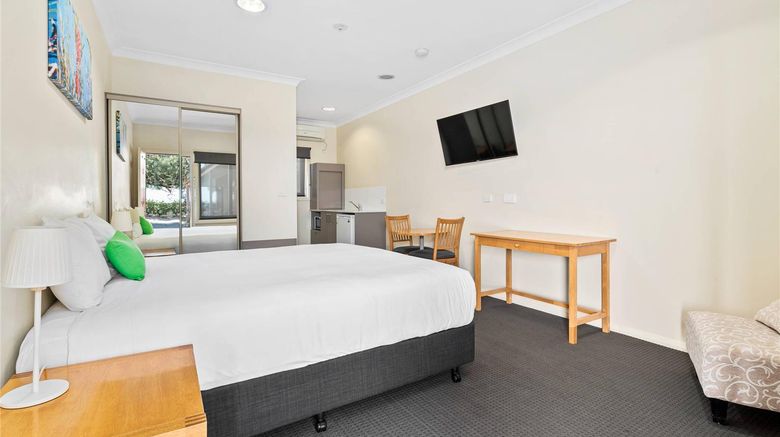 <b>Comfort Inn Bishops Lodge Room</b>. Images powered by <a href="https://iceportal.shijigroup.com/" title="IcePortal" target="_blank">IcePortal</a>.