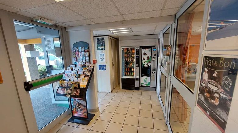 <b>The Originals Saintes West Recouvrrance Lobby</b>. Images powered by <a href="https://iceportal.shijigroup.com/" title="IcePortal" target="_blank">IcePortal</a>.