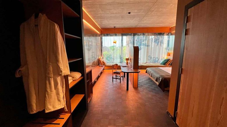 <b>Mix Hotel Room</b>. Images powered by <a href="https://iceportal.shijigroup.com/" title="IcePortal" target="_blank">IcePortal</a>.