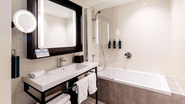 <b>Hilton Lille Room</b>. Images powered by <a href="https://iceportal.shijigroup.com/" title="IcePortal" target="_blank">IcePortal</a>.