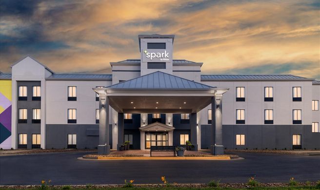 Spark By Hilton Lansing Exterior