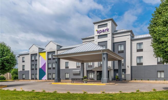 Spark By Hilton Lansing Exterior