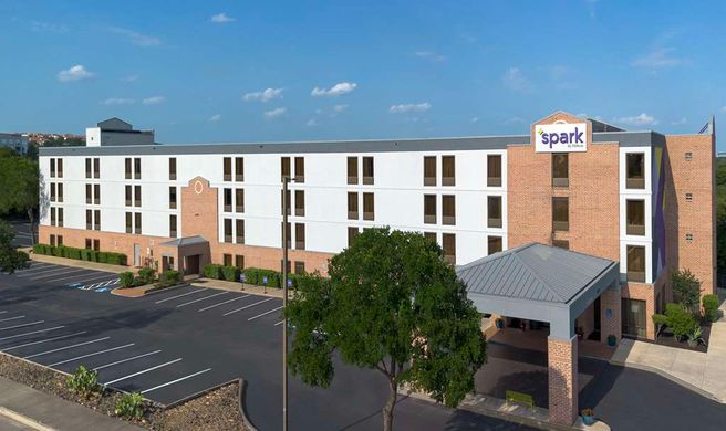 Spark by Hilton NW near Six Flags Exterior