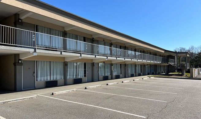 Days Inn by Wyndham Monroe Exterior