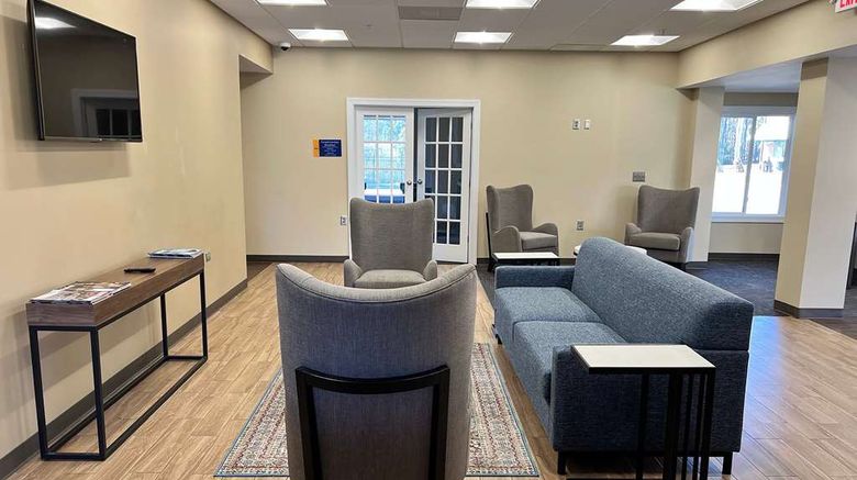 <b>Days Inn by Wyndham Monroe Lobby</b>. Images powered by <a href="https://iceportal.shijigroup.com/" title="IcePortal" target="_blank">IcePortal</a>.