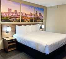 Days Inn by Wyndham Monroe Room