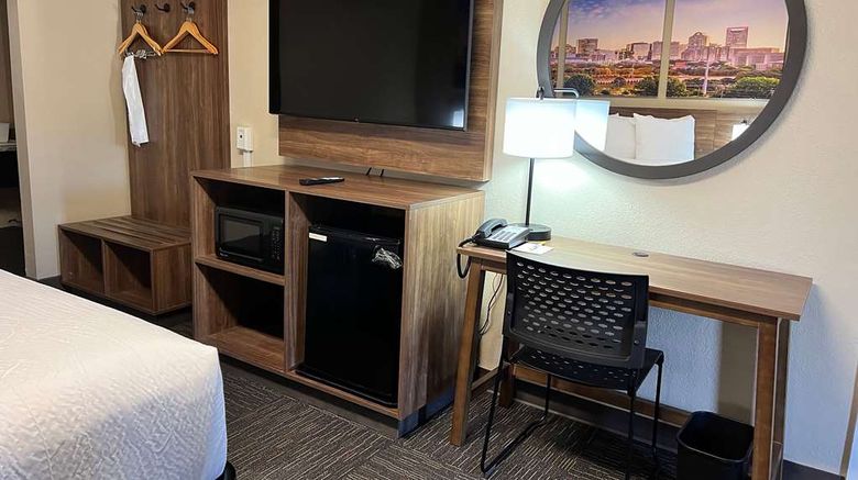<b>Days Inn by Wyndham Monroe Room</b>. Images powered by <a href="https://iceportal.shijigroup.com/" title="IcePortal" target="_blank">IcePortal</a>.