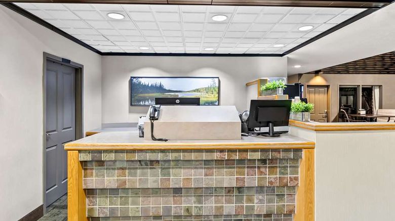 <b>Heartland Inn & Suites Lobby</b>. Images powered by <a href="https://iceportal.shijigroup.com/" title="IcePortal" target="_blank">IcePortal</a>.