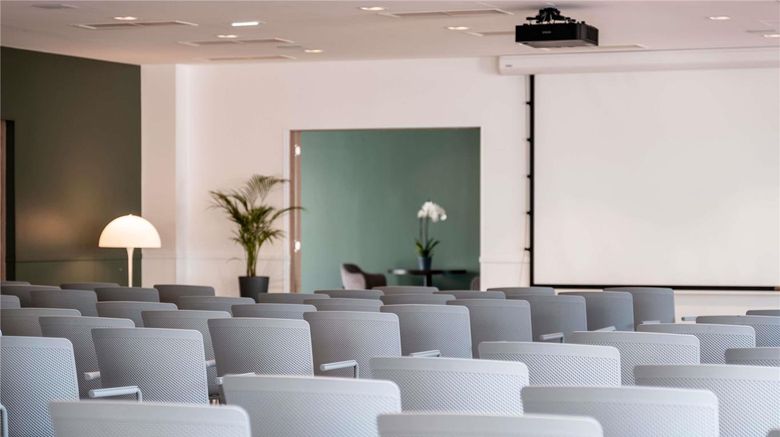 <b>Mercure Maintenon Meeting</b>. Images powered by <a href="https://iceportal.shijigroup.com/" title="IcePortal" target="_blank">IcePortal</a>.