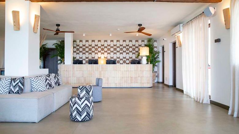 <b>Mangias Santa Teresa, Curio Coll Hilton Lobby</b>. Images powered by <a href="https://iceportal.shijigroup.com/" title="IcePortal" target="_blank">IcePortal</a>.