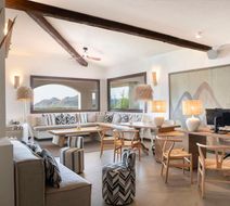 Mangias Santa Teresa, Curio Coll Hilton Lobby