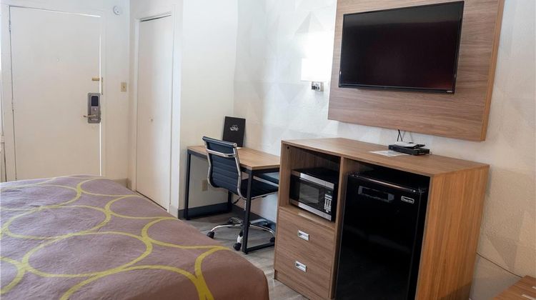 Super 8 by Wyndham Newcastle Room