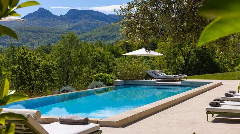 <b>Chateau les Oliviers de Salettes Pool</b>. Images powered by <a href="https://iceportal.shijigroup.com/" title="IcePortal" target="_blank">IcePortal</a>.