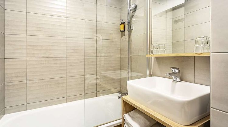 Ostal Pau Universite, Sure Coll by BW Room