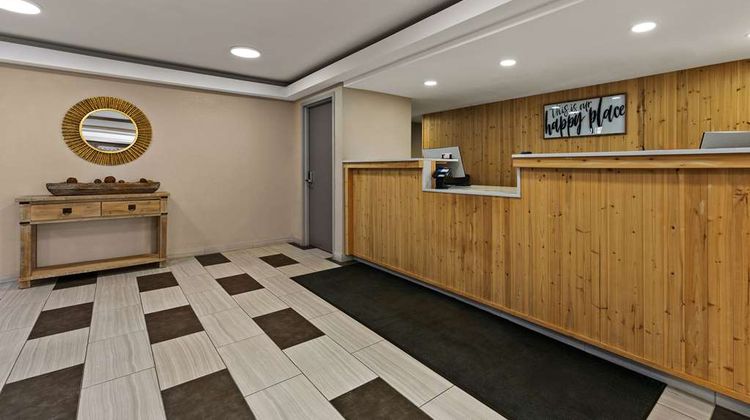 Econo Lodge Rockford East Lobby