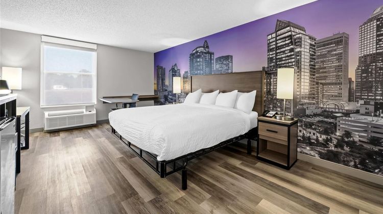 Clarion Pointe Suite