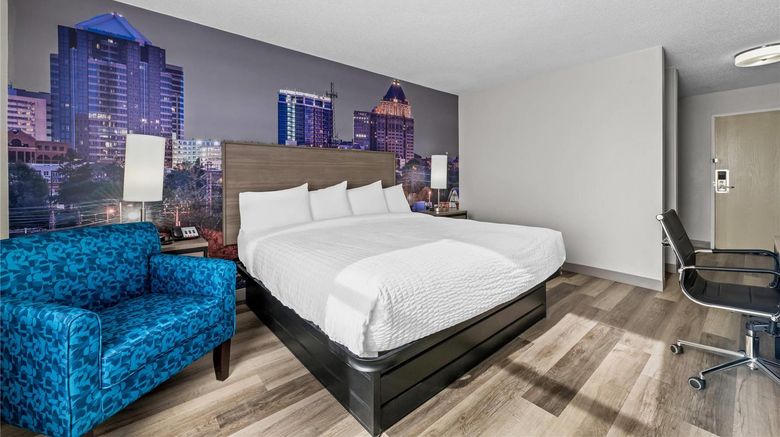 <b>Clarion Pointe Room</b>. Images powered by <a href="https://iceportal.shijigroup.com/" title="IcePortal" target="_blank">IcePortal</a>.