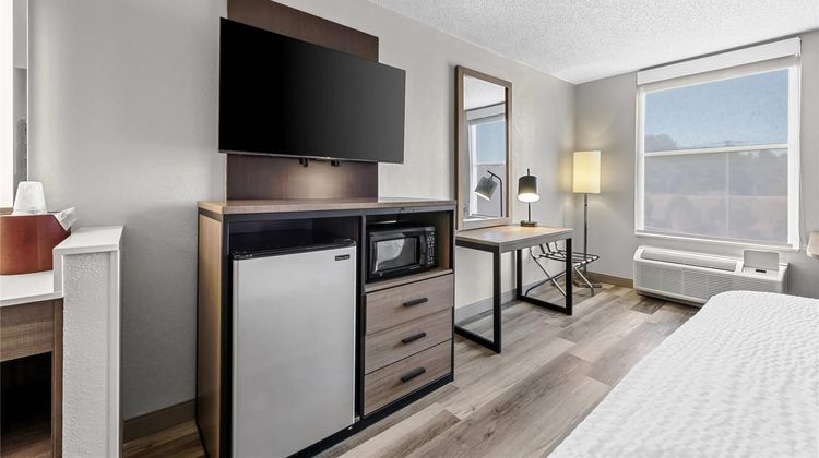 Clarion Pointe Suite